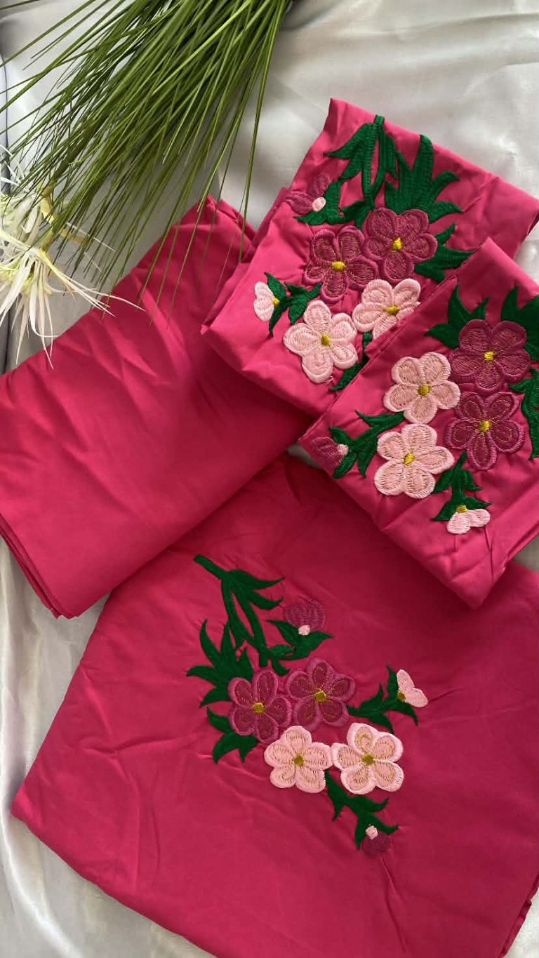 Parure coton Madagascar rose fleurs brodées