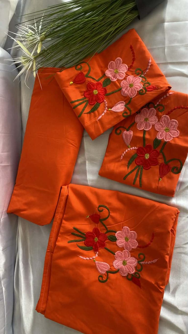Parure coton Madagascar orange fleurs brodées